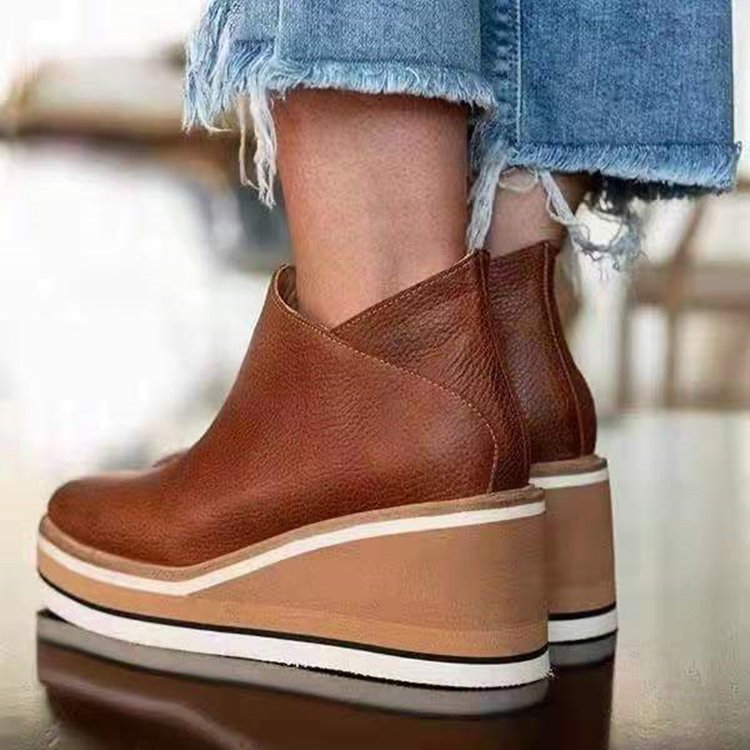 Stivaletti con zeppa e plateau da donna: eleganti e comodi 6