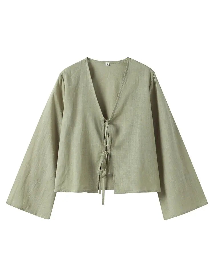 Camicia donna verde oliva, maniche lunghe ampie, scollo a V, chiusura con lacci. Stile casual, tessuto leggero, moda femminile.