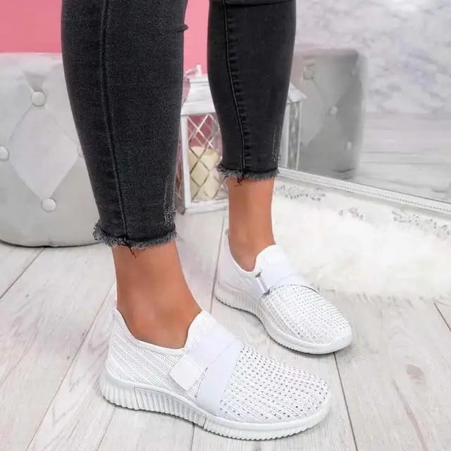 Scarpe da donna bianche in tessuto traspirante, design slip-on, suola antiscivolo. Ideali per look casual e sportivo.