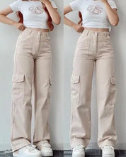 Pantaloni cargo beige da donna, a vita alta, con tasche laterali, abbinati a una maglietta bianca corta. Stile casual, moda femminile.