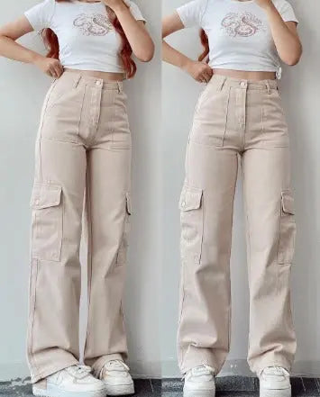 Pantaloni cargo beige da donna, a vita alta, con tasche laterali, abbinati a una maglietta bianca corta. Stile casual, moda femminile.