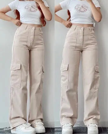 Pantaloni cargo beige da donna, a vita alta, con tasche laterali, abbinati a una maglietta bianca corta. Stile casual, moda femminile.