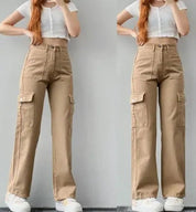 Pantaloni cargo donna beige a vita alta, tasche laterali, abbinati a top bianco corto. Stile casual, moda femminile, abbigliamento trendy.