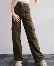 Pantaloni cargo donna verde oliva, vita alta, tasche laterali, stile casual, moda autunno, abbigliamento femminile trendy, su sfondo grigio.