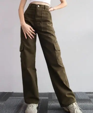 Pantaloni cargo donna verde oliva, vita alta, tasche laterali, stile casual, moda autunno, abbigliamento femminile trendy, su sfondo grigio.