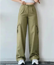 Pantaloni cargo donna verde oliva, tasche laterali, vestibilità ampia, stile casual, moda streetwear, abbinati a sneakers bianche.