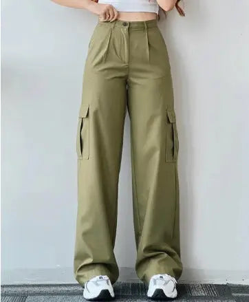 Pantaloni cargo donna verde oliva, tasche laterali, vestibilità ampia, stile casual, moda streetwear, abbinati a sneakers bianche.