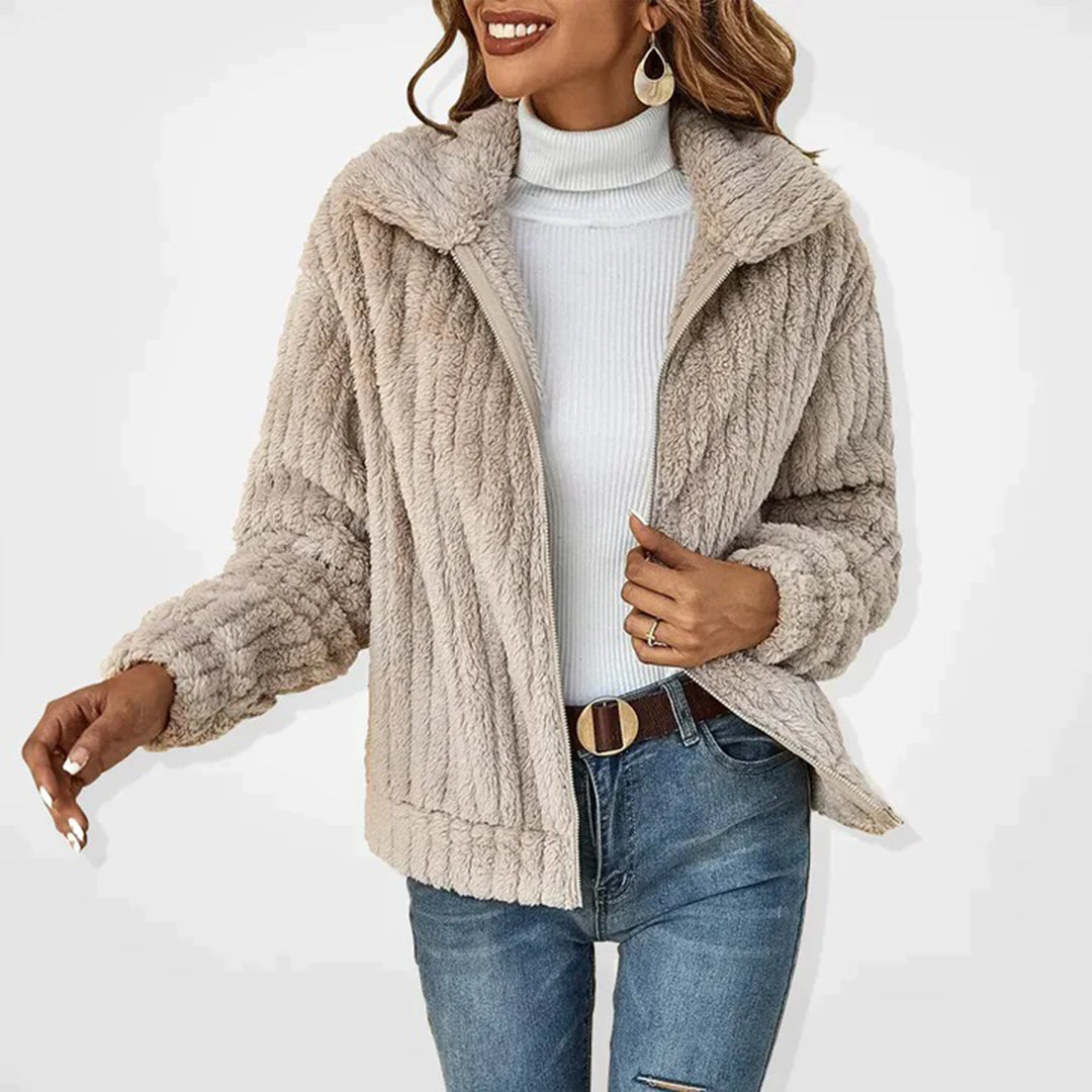 Giacca in pelliccia sintetica beige da donna, abbinata a dolcevita bianco e jeans. Moda invernale elegante e calda, ideale per look casual.