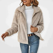 Giacca in pelliccia sintetica beige da donna, abbinata a dolcevita bianco e jeans. Moda invernale elegante e calda, ideale per look casual.