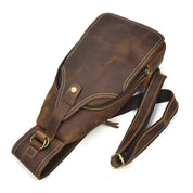 Zaino monospalla in pelle marrone vintage, con cerniera e fibbia regolabile. Design elegante e pratico per uomo e donna.