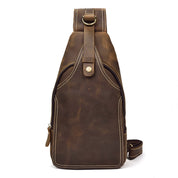 Zaino monospalla in pelle marrone vintage, design elegante con cuciture a contrasto, ideale per uomo, moda casual, accessorio pratico e resistente.