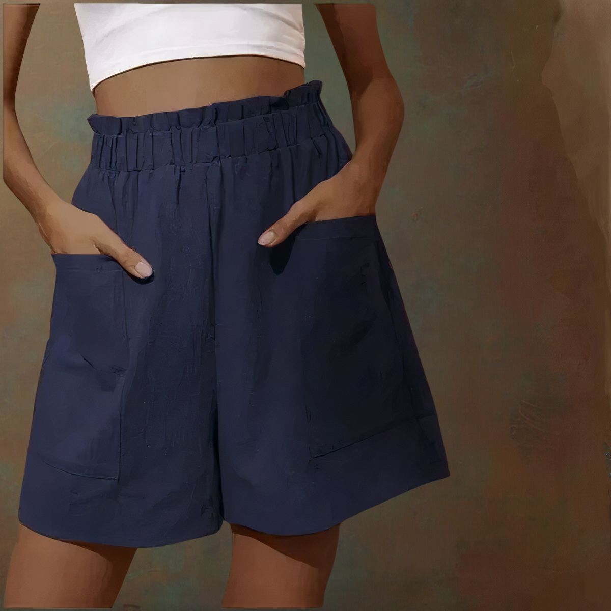 Donna con top bianco e shorts blu a vita alta con tasche, moda estiva casual, abbigliamento femminile trendy, stile comodo e moderno.