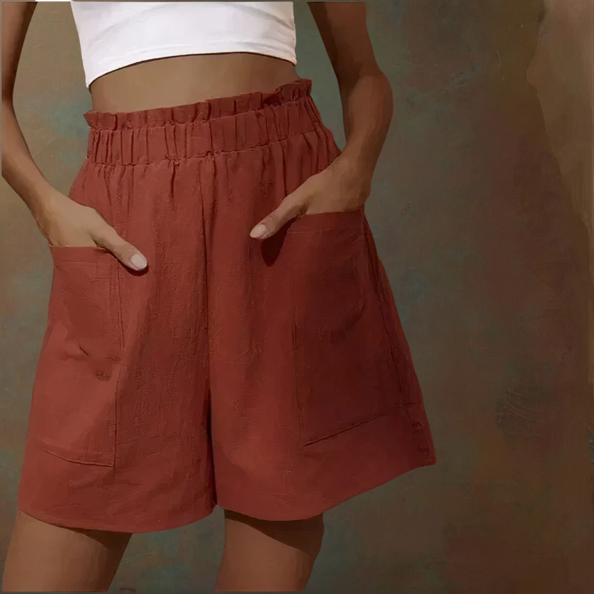 Shorts donna in lino rosso mattone con tasche, vita alta elasticizzata, abbinati a top bianco. Moda estiva casual, abbigliamento femminile trendy.