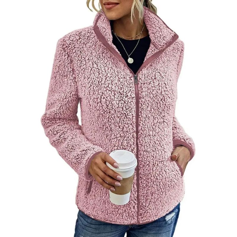 Giacca in pile rosa da donna, chiusura a zip, collo alto, abbinata a jeans. Ideale per l'inverno, moda casual, comfort e stile.