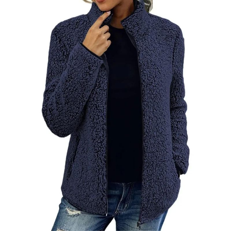 Giacca in pile blu scuro da donna, stile casual, con zip frontale. Ideale per l'inverno, abbinata a jeans strappati. Moda femminile autunno-inverno.