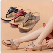 Sandali donna estivi con zeppa, design a infradito, decorati con strass, disponibili in nero, rosso e beige. Comfort e stile per ogni occasione.