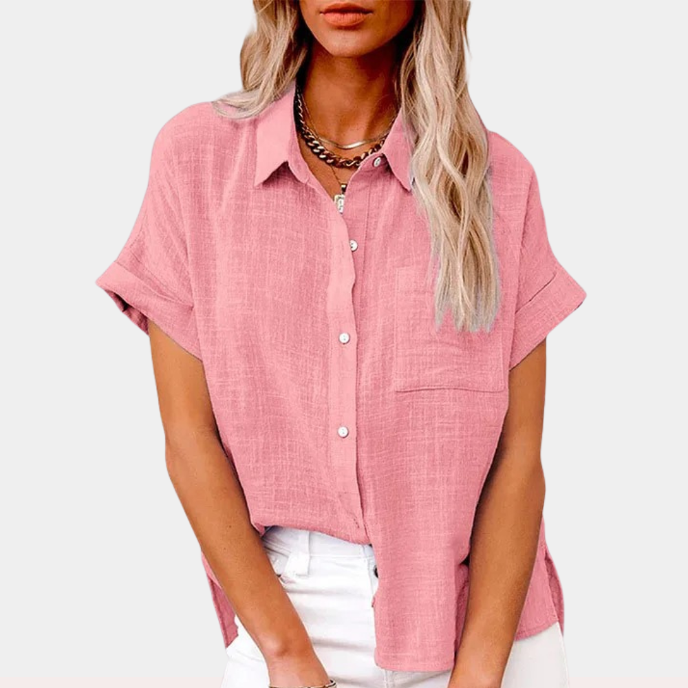 Camicia donna rosa in lino, maniche corte, colletto classico, abbinata a pantaloni bianchi. Stile casual estivo, moda femminile elegante.