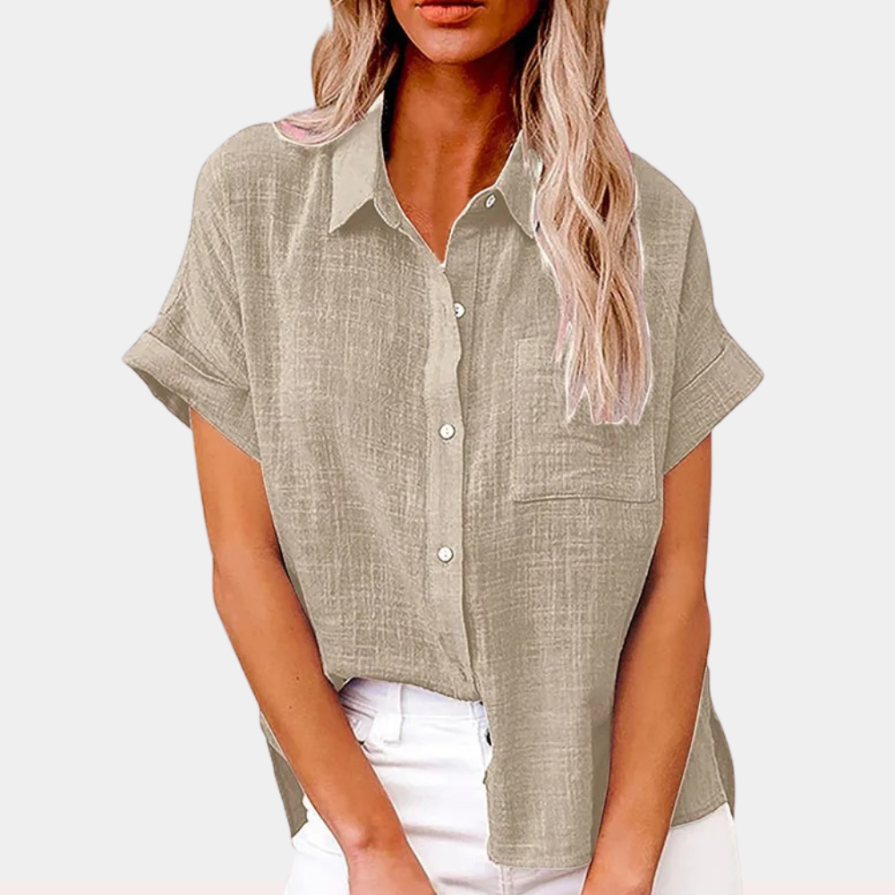 Blusa donna beige in lino, maniche corte, colletto classico, abbottonatura frontale, tasca sul petto, stile casual estivo.
