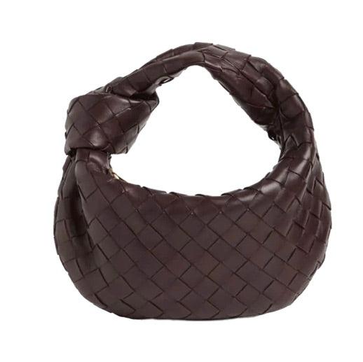 Borsa a spalla intrecciata in pelle marrone scuro, design moderno, accessorio moda donna, elegante e versatile per ogni occasione.