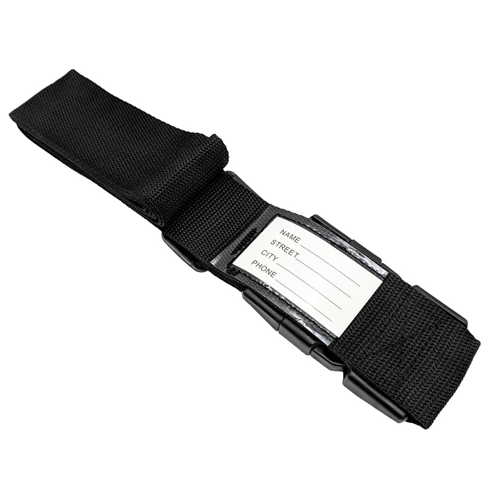 Cintura bagaglio nera con etichetta identificativa bianca, fibbia regolabile, ideale per valigie da viaggio. Accessorio viaggio sicuro e resistente.
