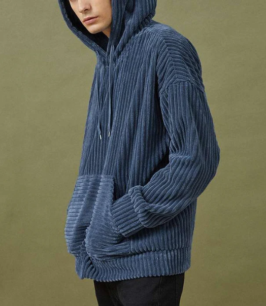 Felpa con cappuccio in velluto a coste blu, tasca frontale, indossata da uomo. Abbigliamento casual, moda autunnale, tessuto morbido e caldo.
