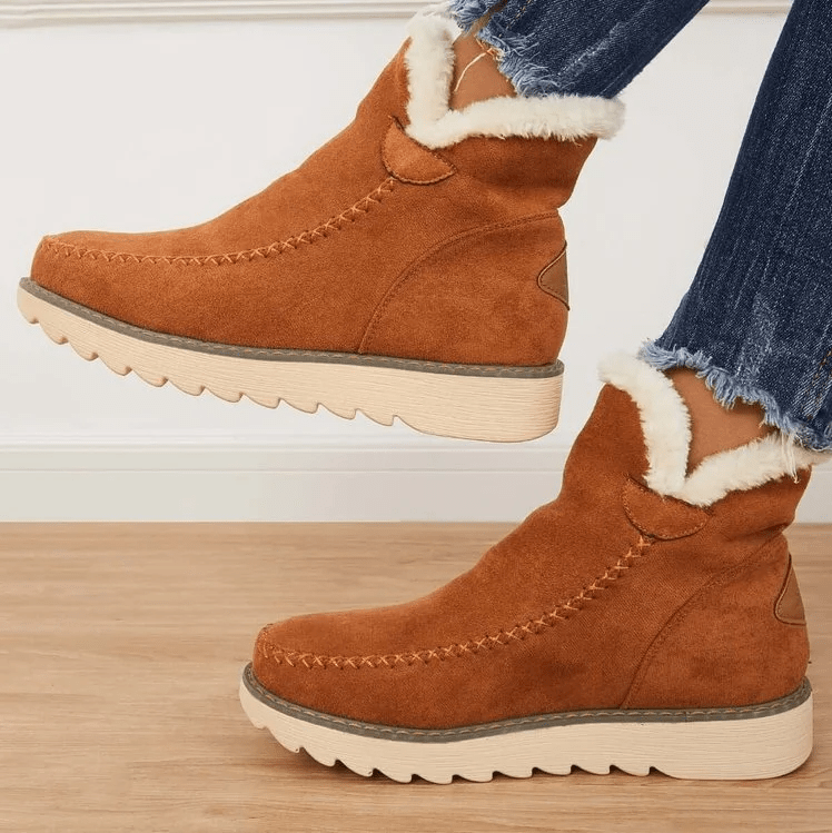 Stivaletti invernali donna in pelle scamosciata marrone, fodera in pelliccia sintetica, suola antiscivolo, design casual, ideali per freddo.