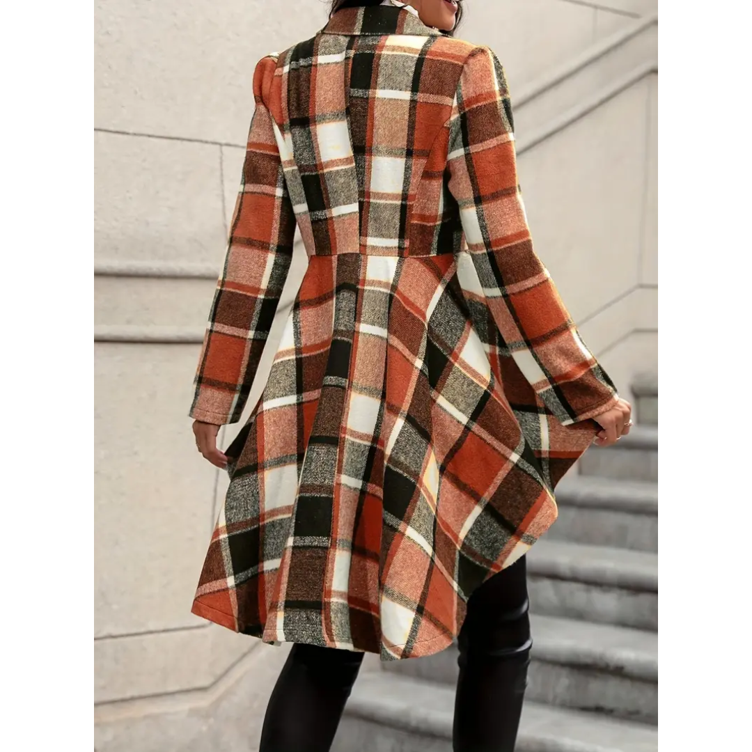 Cappotto a quadri arancione e nero da donna, design elegante, lunghezza media, perfetto per l'autunno. Stile casual chic, moda autunnale.