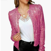 Giacca donna rosa con paillettes, abbinata a top bianco in pizzo e pantaloni neri. Moda elegante, abbigliamento femminile trendy.