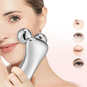 Donna che utilizza un rullo massaggiante viso in metallo per tonificare la pelle. Strumento di bellezza per lifting, anti-età, cura del viso.
