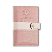 Custodia passaporto rosa in pelle sintetica con chiusura a bottone, design elegante, ideale per viaggi, protezione documenti, accessorio da viaggio.