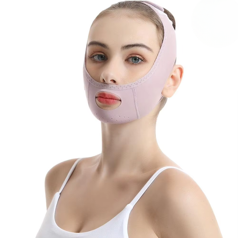 Donna con fascia snellente viso rosa, indossata per lifting facciale e riduzione doppio mento. Accessorio bellezza, cura della pelle.