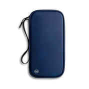 Custodia portafoglio blu con cerniera e cinturino, design compatto, protezione RFID, ideale per viaggi e sicurezza carte di credito.