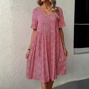 Abito estivo donna rosso a fiori, maniche corte, scollo rotondo, lunghezza al ginocchio. Elegante e casual, perfetto per giornate calde.
