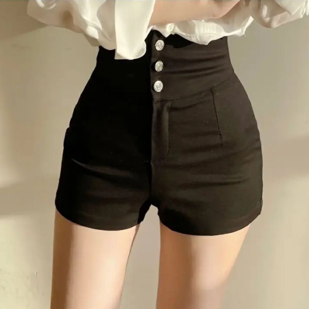Shorts a vita alta neri con bottoni decorativi, indossati da una persona. Design elegante e moderno, perfetti per moda estiva e casual.