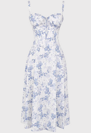 Abito estivo floreale bianco e blu, senza maniche, con spalline sottili e scollo a cuore. Design elegante e femminile, perfetto per occasioni estive.