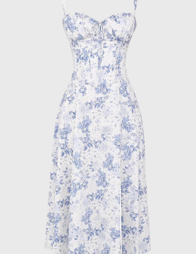 Abito estivo floreale bianco e blu, senza maniche, con spalline sottili e scollo a cuore. Design elegante e femminile, perfetto per occasioni estive.