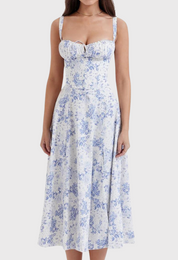 Abito estivo donna, lungo, floreale blu e bianco, senza maniche, scollo a cuore, perfetto per occasioni casual e eleganti.