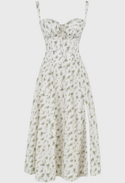 Abito estivo bianco con stampa floreale verde, spalline sottili, scollo a cuore e spacco laterale. Elegante e femminile, perfetto per occasioni casual.