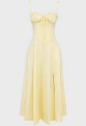 Abito midi giallo chiaro con spalline sottili, corpetto arricciato e gonna svasata. Elegante e femminile, perfetto per occasioni estive.