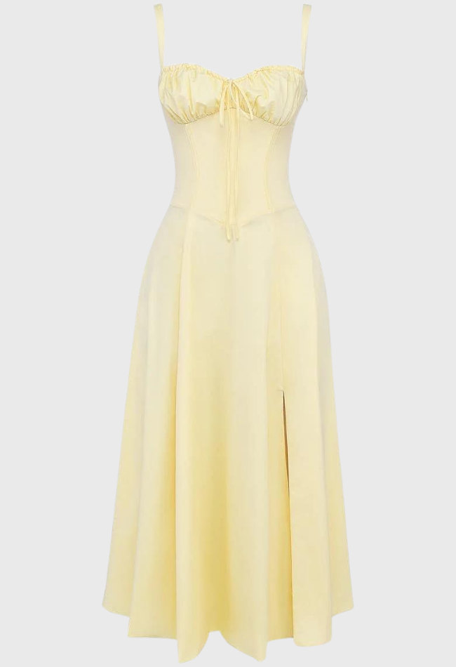 Abito midi giallo chiaro con spalline sottili, corpetto arricciato e gonna svasata. Elegante e femminile, perfetto per occasioni estive.