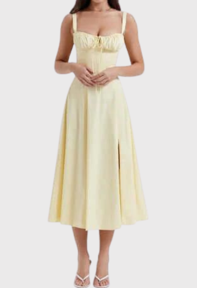 Abito midi giallo chiaro con spalline larghe, scollo a cuore e spacco frontale. Elegante e perfetto per occasioni estive.