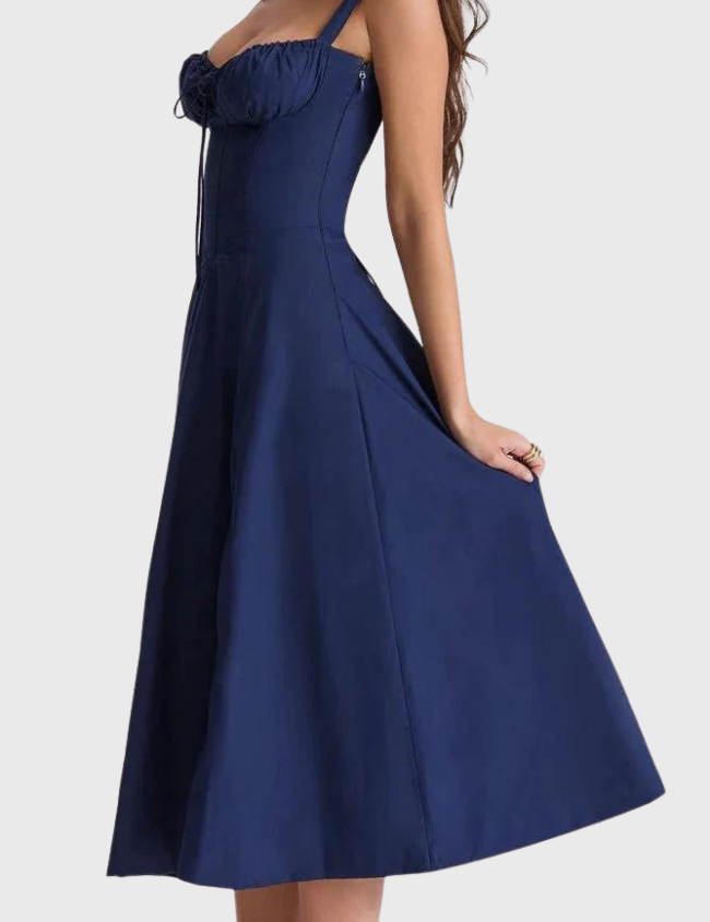 Abito midi blu scuro elegante con spalline sottili, scollo a cuore e gonna svasata. Perfetto per eventi formali e serate speciali.