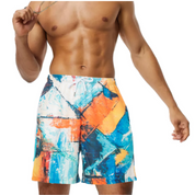 Shorts da uomo con stampa astratta colorata, design vivace in blu e arancione. Ideali per l'estate e il mare. Tessuto leggero e confortevole.
