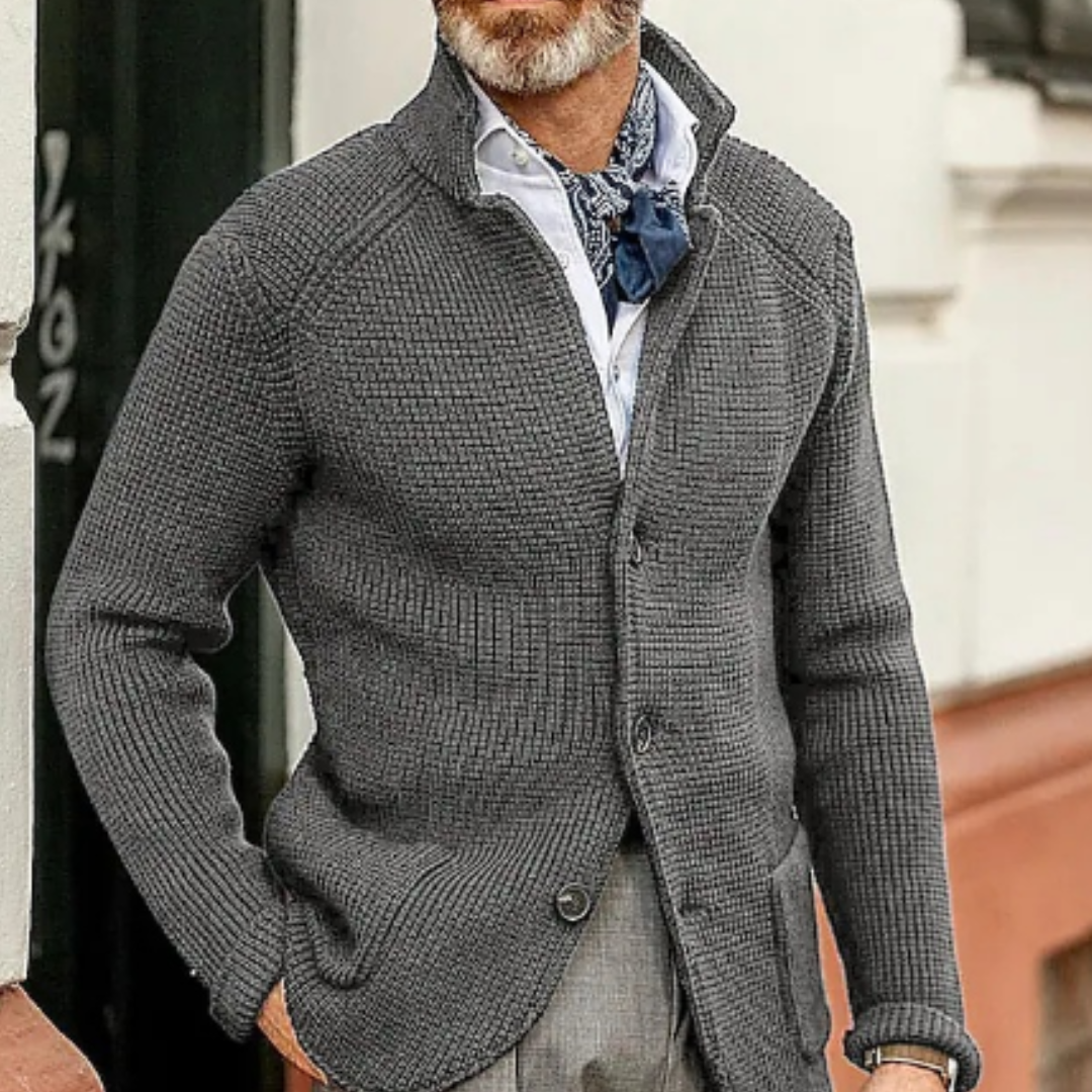 Giacca cardigan uomo grigia elegante, abbinata a camicia bianca e cravatta blu. Moda maschile autunnale, stile casual chic.