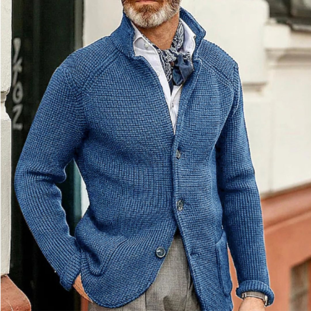 Giacca cardigan uomo blu, tessuto a maglia, abbinata a camicia bianca e cravatta, stile casual elegante, moda autunno inverno.