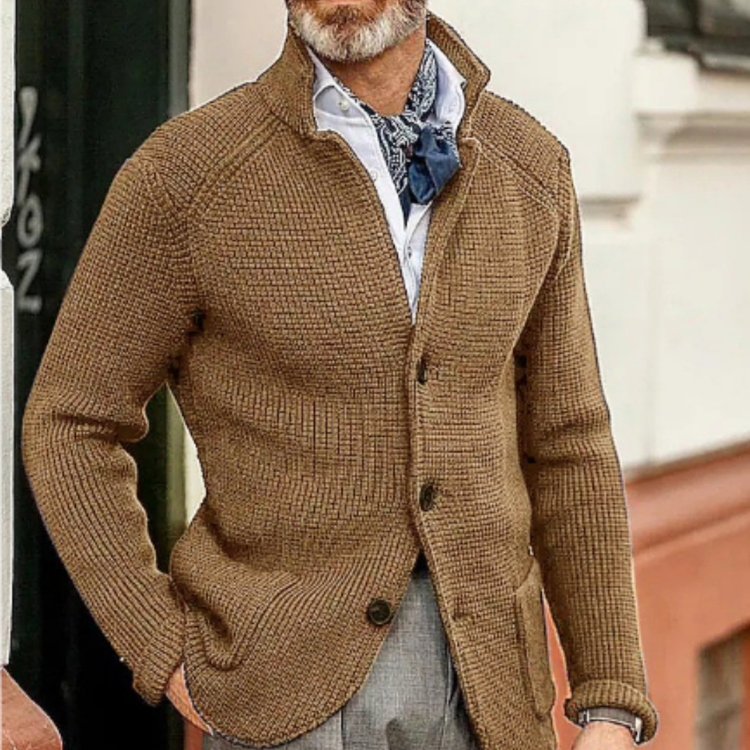 Giacca uomo marrone in maglia, abbinata a camicia bianca e foulard blu. Moda autunnale elegante, stile casual chic.