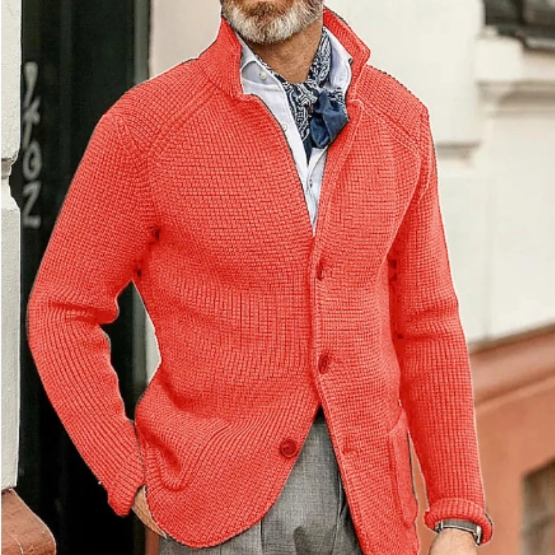Giacca cardigan uomo arancione, maglia a coste, abbinata a camicia bianca e cravatta blu. Moda maschile elegante, stile autunnale casual.