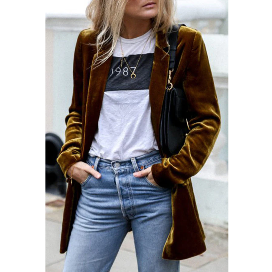 Giacca di velluto marrone donna, abbinata a jeans e maglietta bianca con stampa "1988". Look casual chic, moda autunnale, stile urbano.