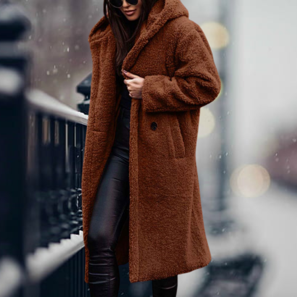Cappotto lungo in pelliccia sintetica marrone, donna in strada innevata, moda invernale, cappuccio, stile elegante, abbigliamento caldo.