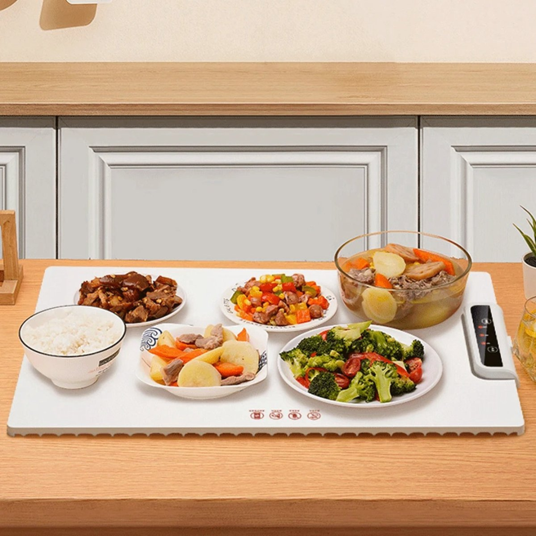 Piatto riscaldante con ciotole di riso, carne, verdure e stufato su un tavolo da cucina. Accessorio cucina, cibo caldo, pasti pronti.